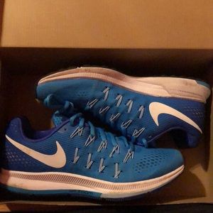 Nike Women’s Pegasus 35 Sneaker US 8